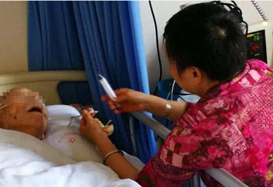 临终脱水、疼到痉挛，却被妻子强制插胃管，45岁丈夫呕出浓黑血液