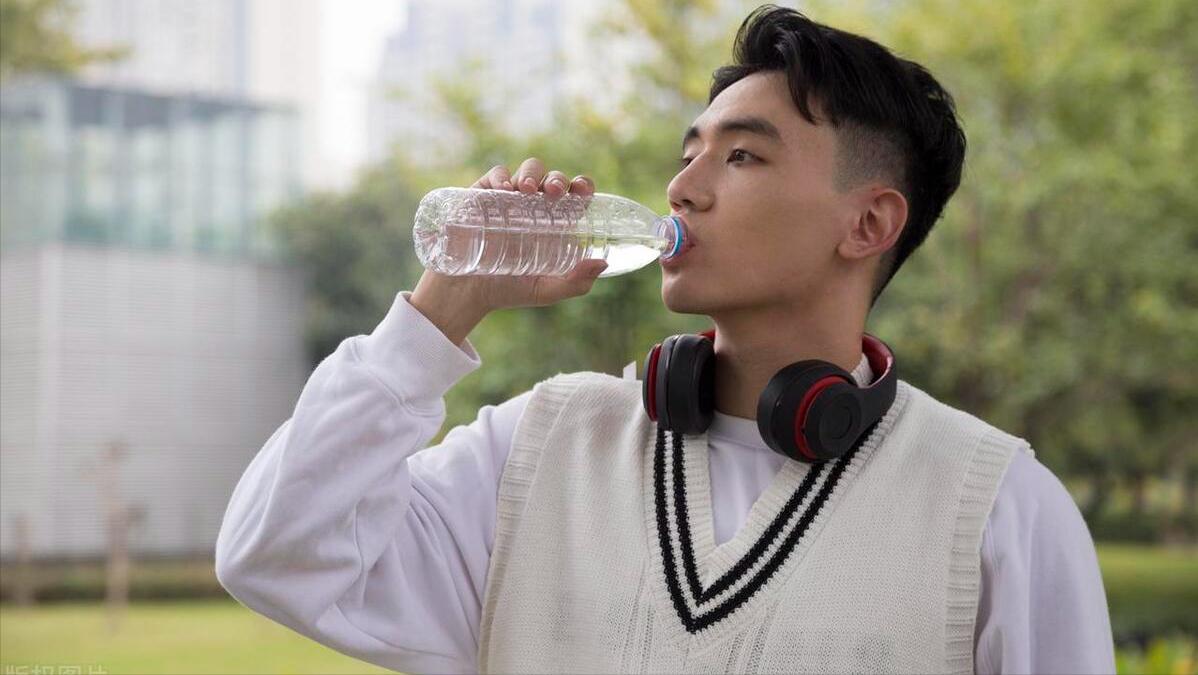 男性后背有一块发黑是怎么回事,中年男性脸色暗沉发黑什么原因