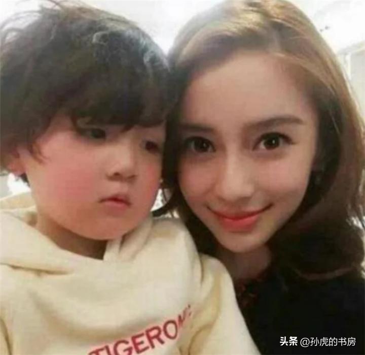 baby机场小海绵曝光,网上晒出angelababy陪儿子小海绵