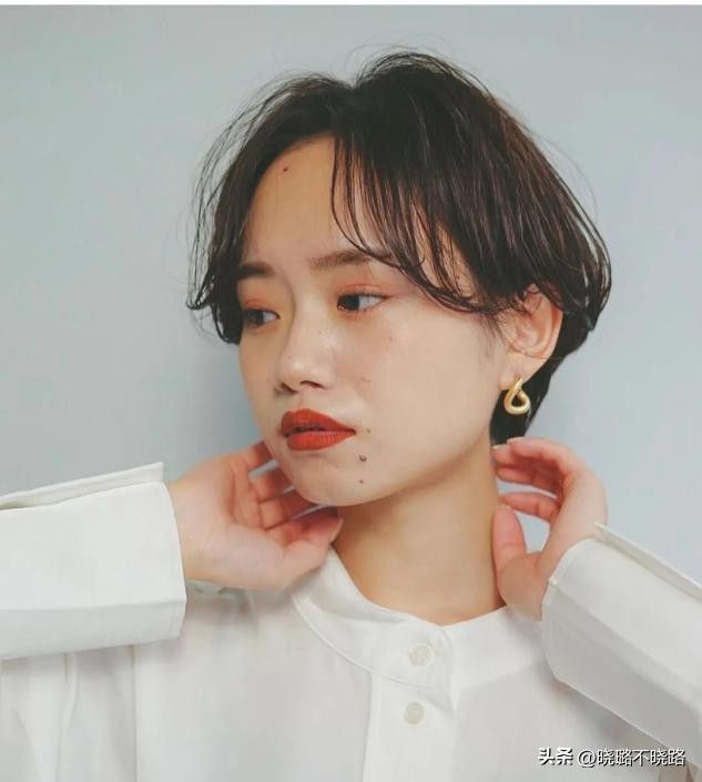 流行女款露耳烫发,2019流行发型中年女烫发