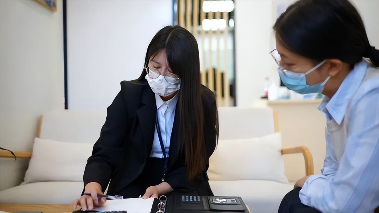 4个月达成百万经纪人，她的好运气来自“不躺平”？