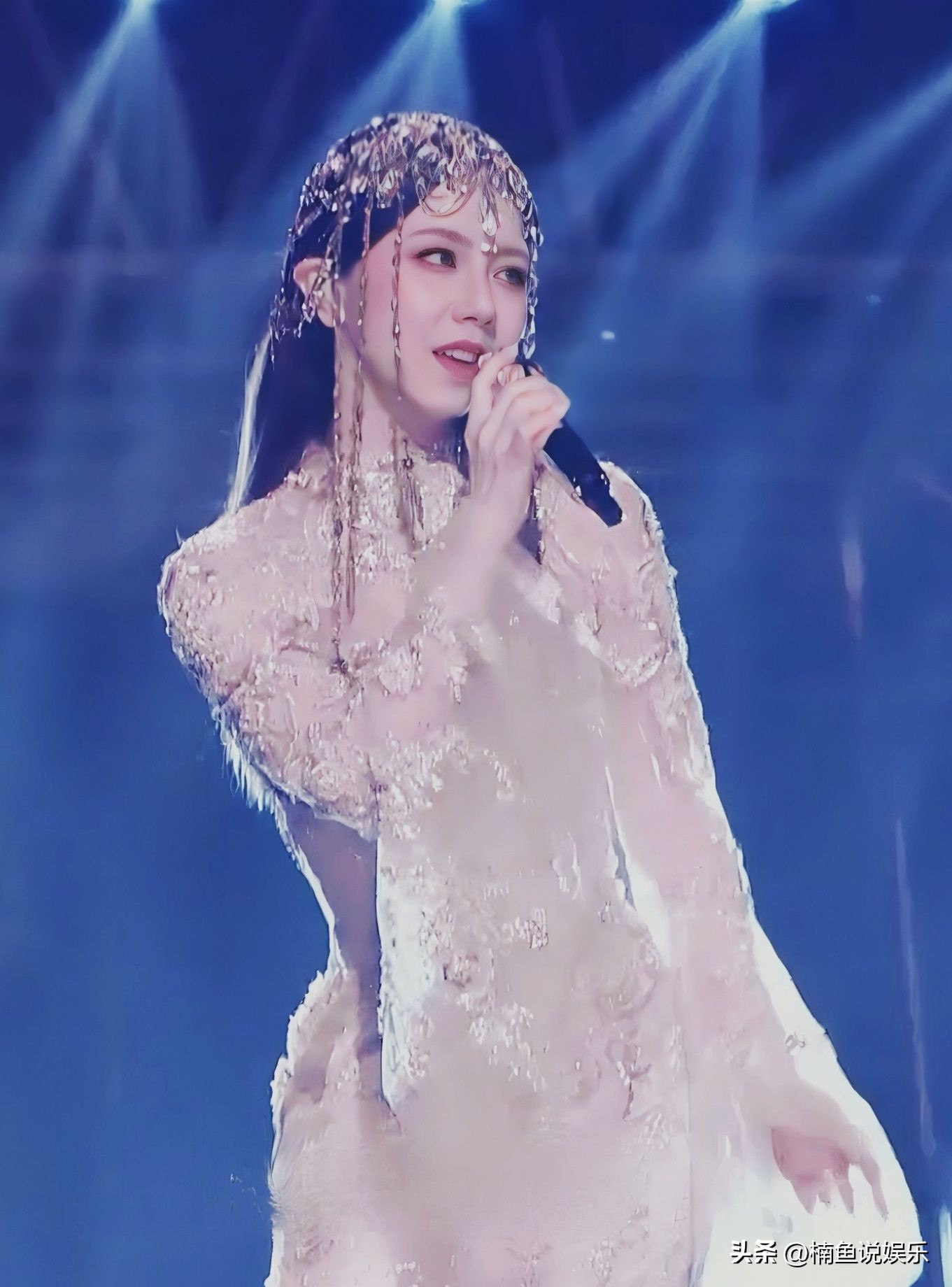 邓紫棋现身机场穿着睡袍好帅气,邓紫棋异域风格造型