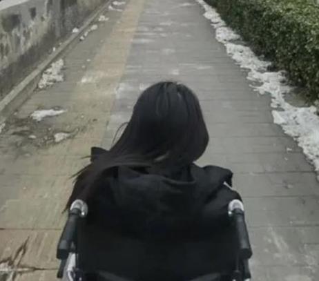 学生抽走同学板凳致其骨折,学生抽凳子致同学受伤法院怎么判