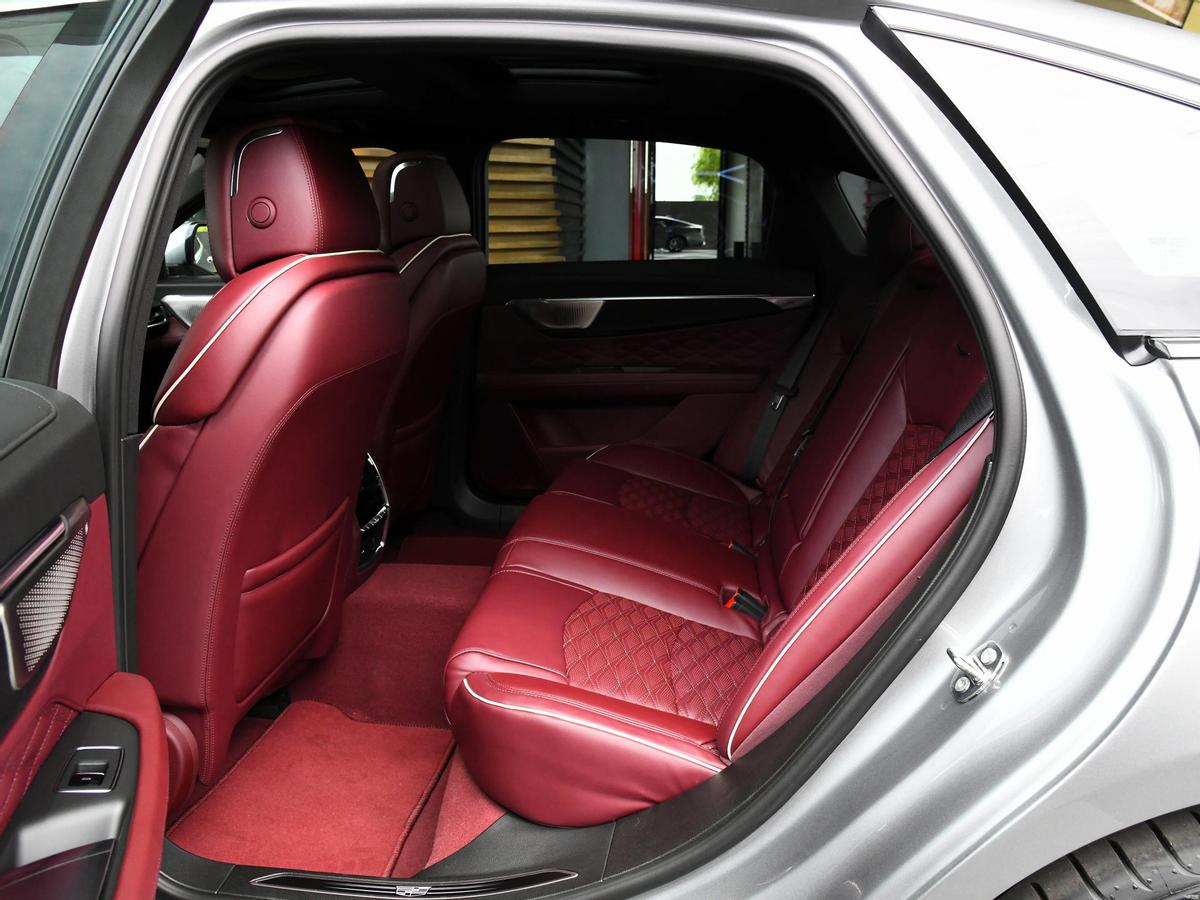 低调又高级的轿车,低调而又豪华的年轻轿车