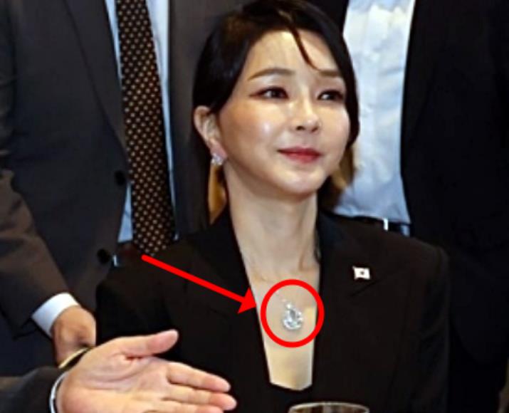 韩国第一夫人真是土豪，浑身上下都是名牌，奢华钻石珠宝闪瞎眼