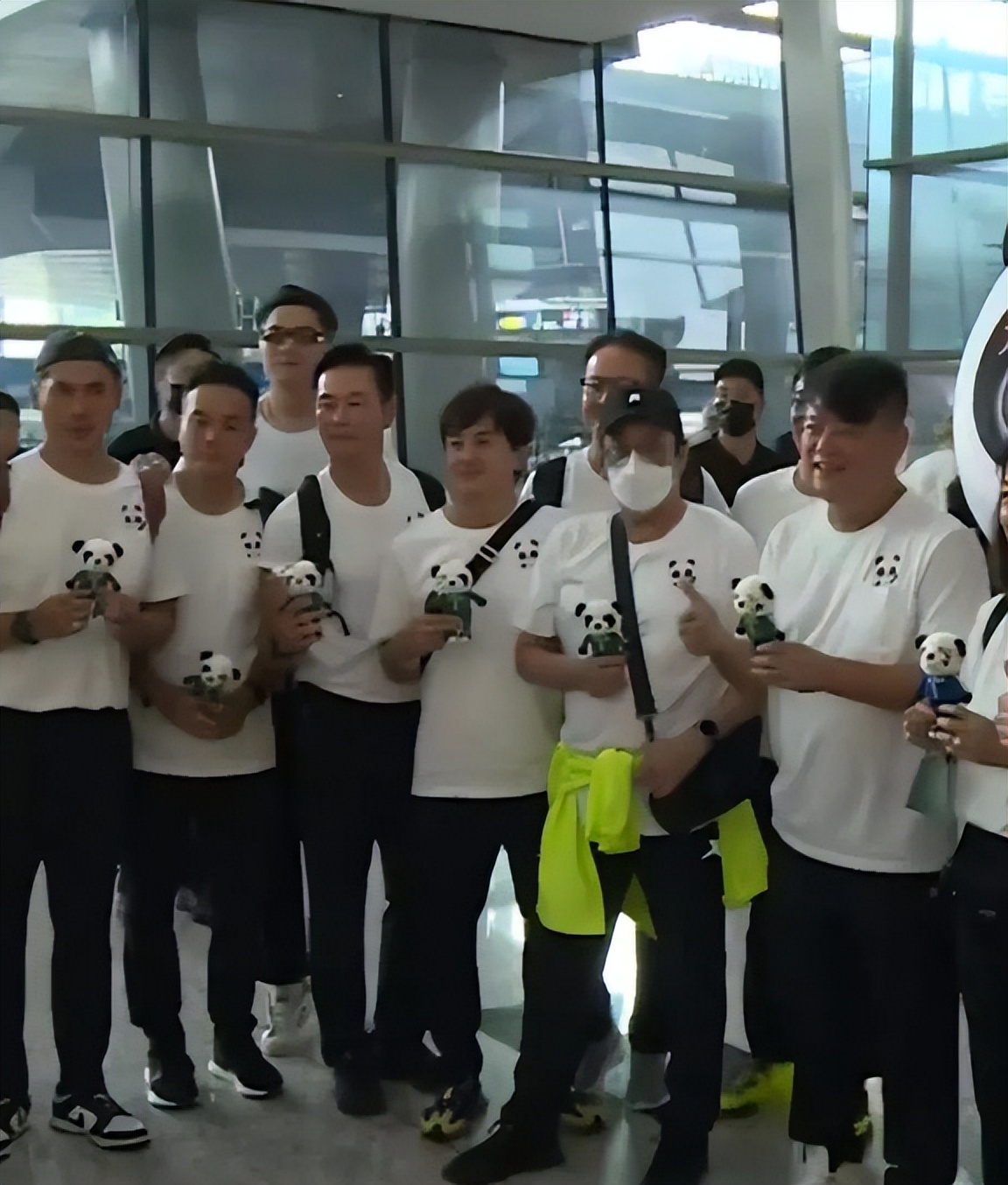 香港足球队黄日华踢人是真的吗,陈百祥对黄日华踢球看法