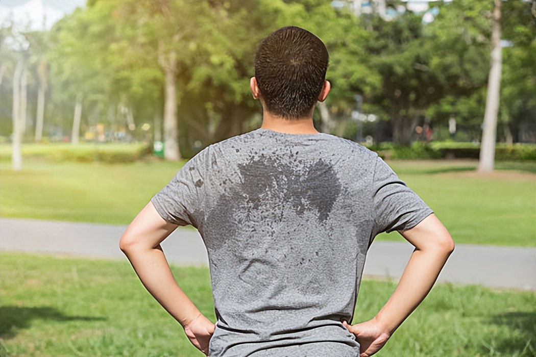 打扫卫生发现儿子包里卫生巾,说是*处私**总是潮湿,这是怎么回事?