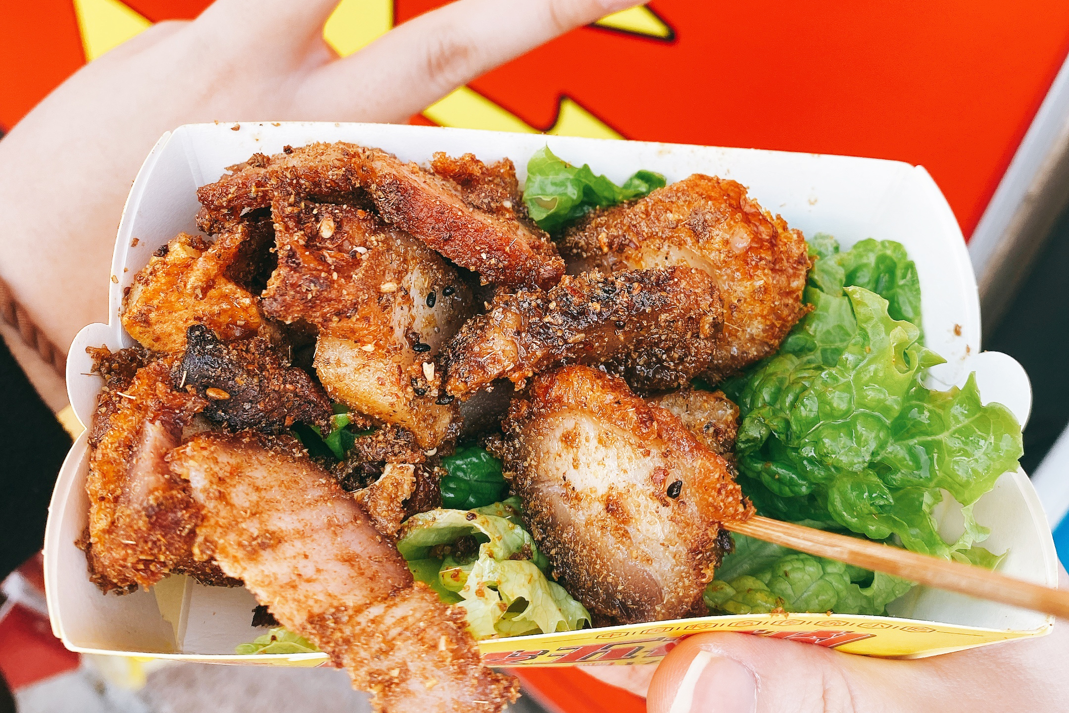 江西爷俩推车卖脆皮五花肉，出摊一星期挣500，网友：不如送外卖