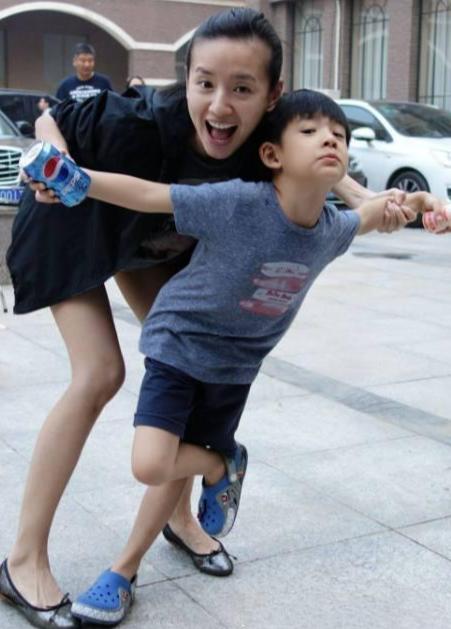 父女之间亲嘴的危害,父女亲脸拥抱违法吗