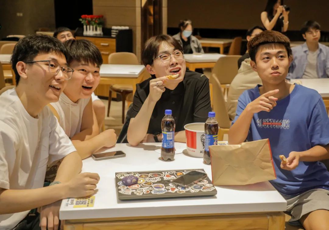 同城热搜第二！《大三女生》开播即热播