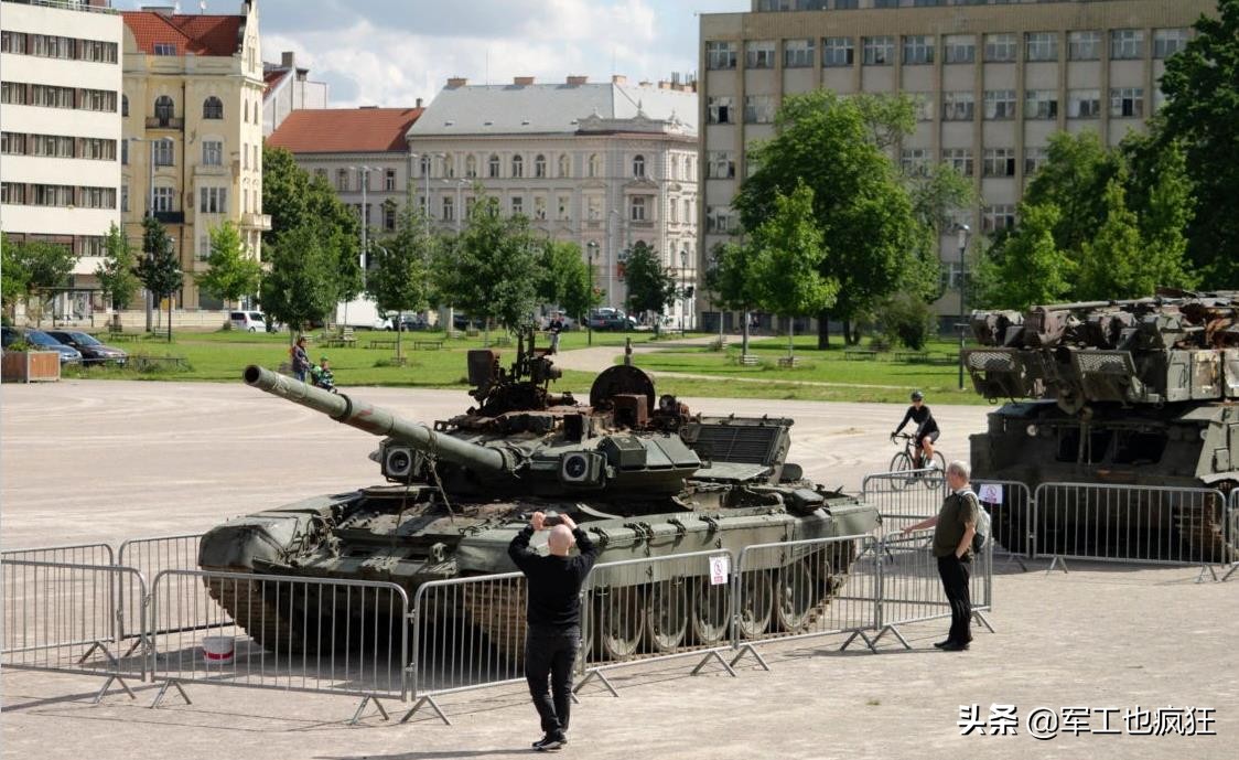 俄罗斯废旧*器武**在捷克展出，法国人意外躺枪遭鄙视