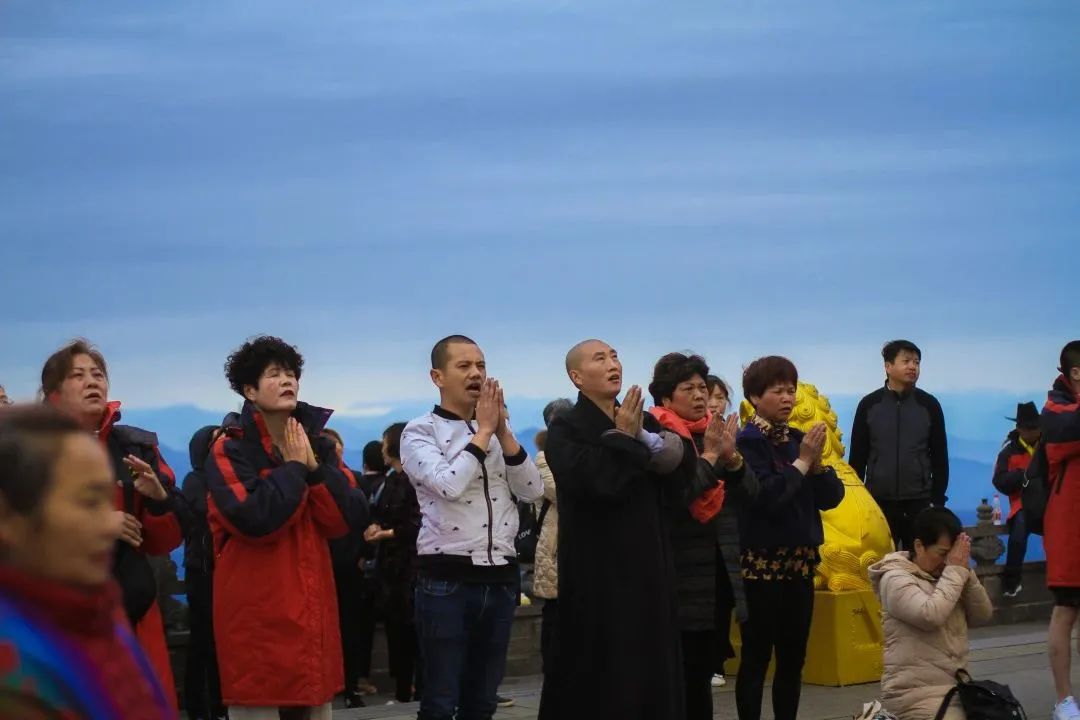 除夕盛况再现，明天去报国寺祈福啦！