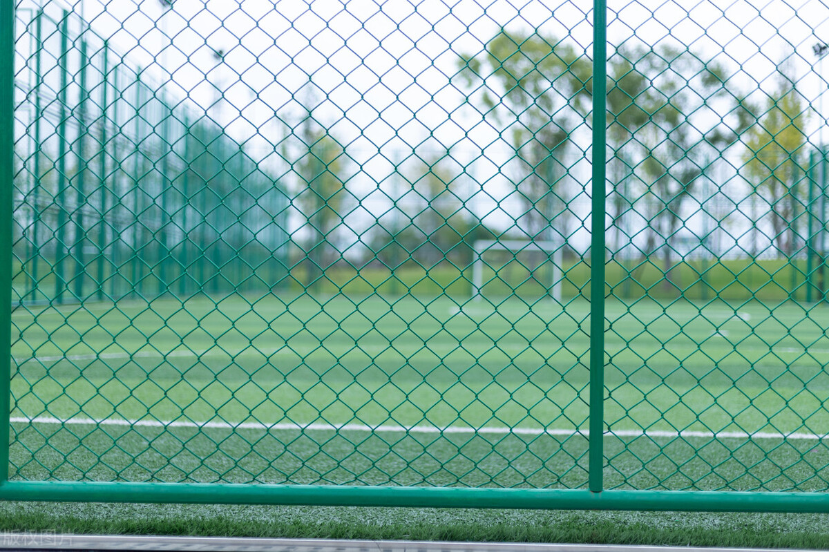 建个塑胶足球场多少钱,建个足球场跑道多少钱