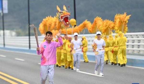 青岛残疾人运动员崔玉涛担任杭州亚残运会火炬手