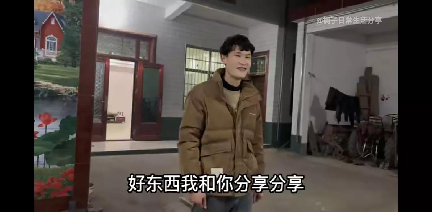 小贤半夜被橘子叫醒,小贤突然约橘子去他家吃饭