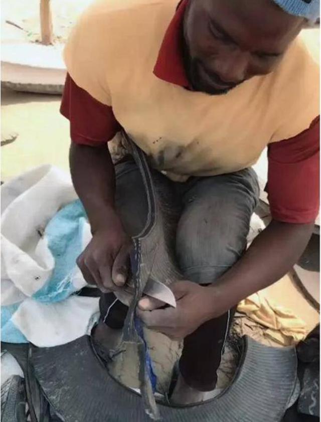 非洲穷小子“变废为宝”创业致富！把轮胎做成鞋，15元一双成爆款