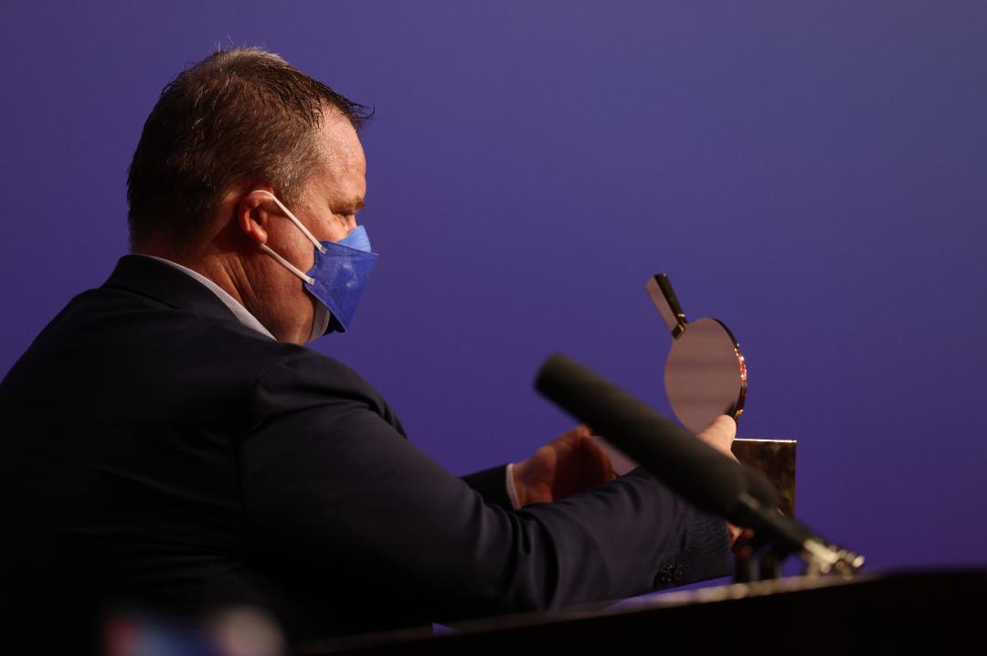 刘国梁给孙颖莎陈梦颁奖,刘国梁瓦尔德内尔杯