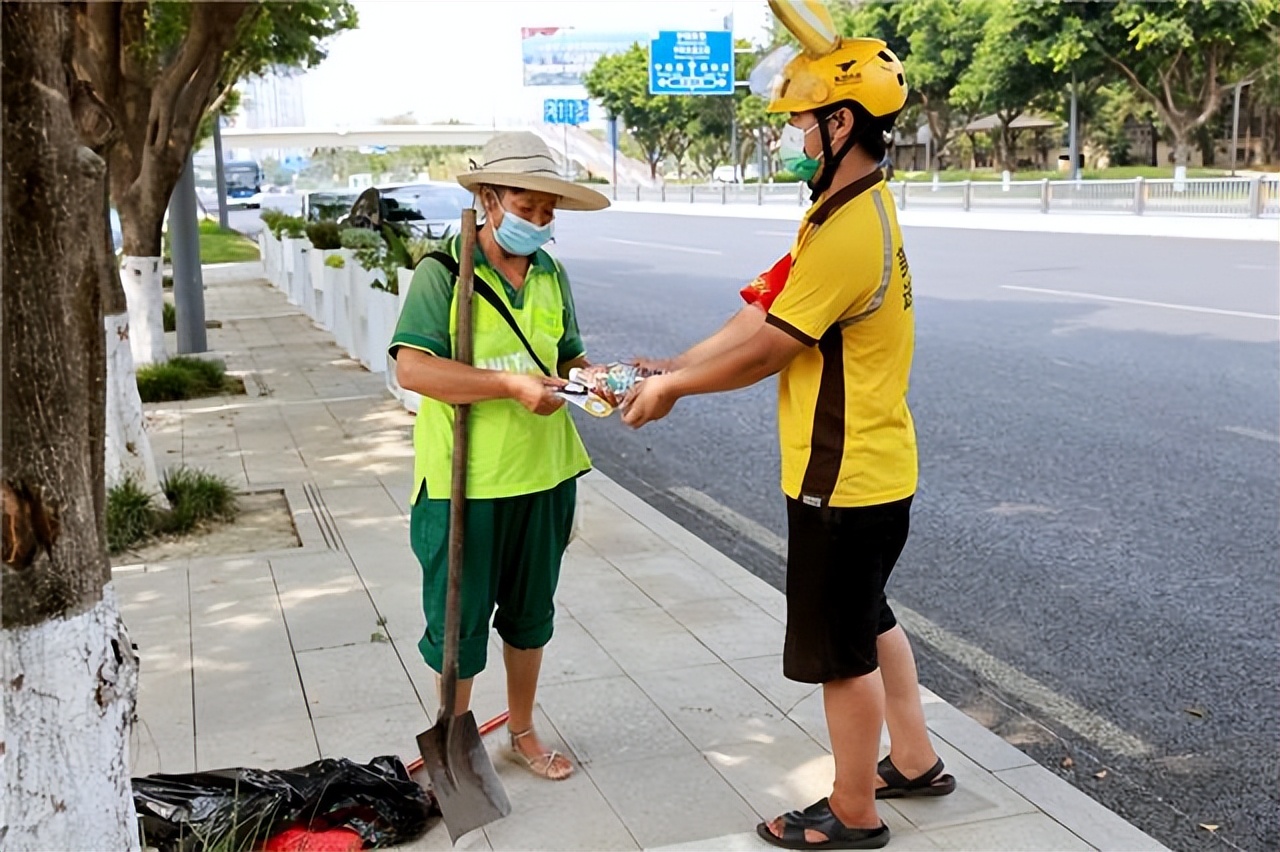 外卖小哥点赞城市建设,外卖小哥小蜜蜂的最新视频