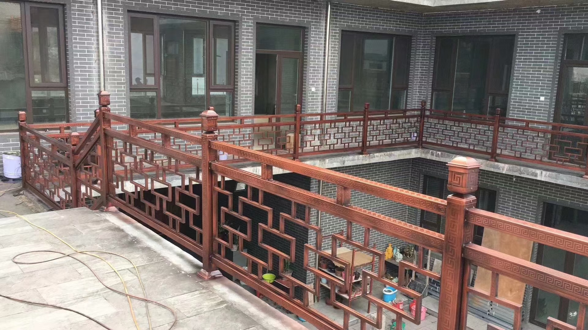 铝材窗花木纹转印操作视频,铝艺窗花生产过程