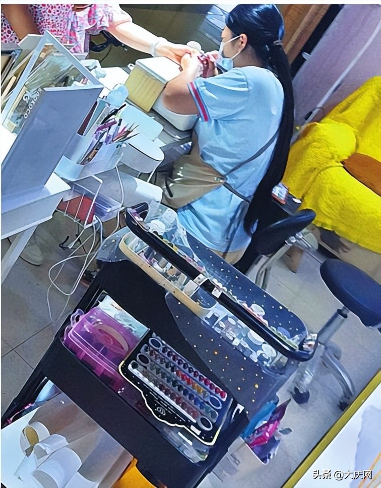 美甲市场里多了低龄美甲族