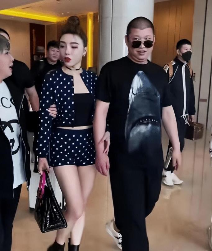 网红二驴一场直播能赚多少钱,二驴直播间被怼