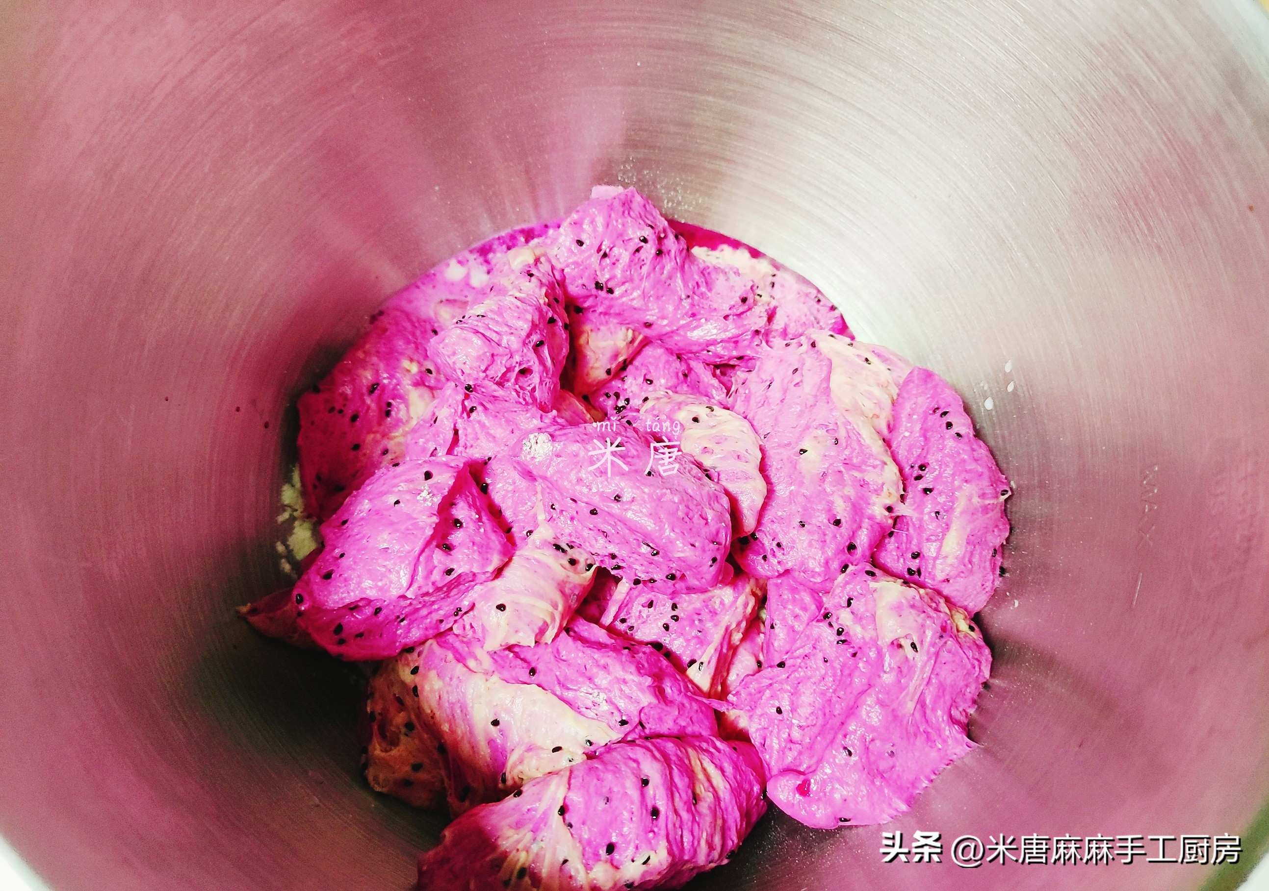 米唐麻麻玩转面团：#吐司日记#火龙果蔓越莓乳酪吐司