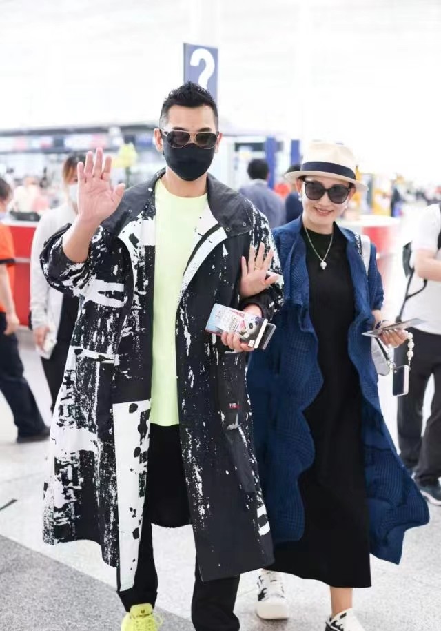 赵文卓陪老婆逛街,赵文卓妻子带儿女现身机场