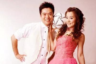 黄健翔前妻是端盘子的吗,足球解说员黄健翔现任妻子