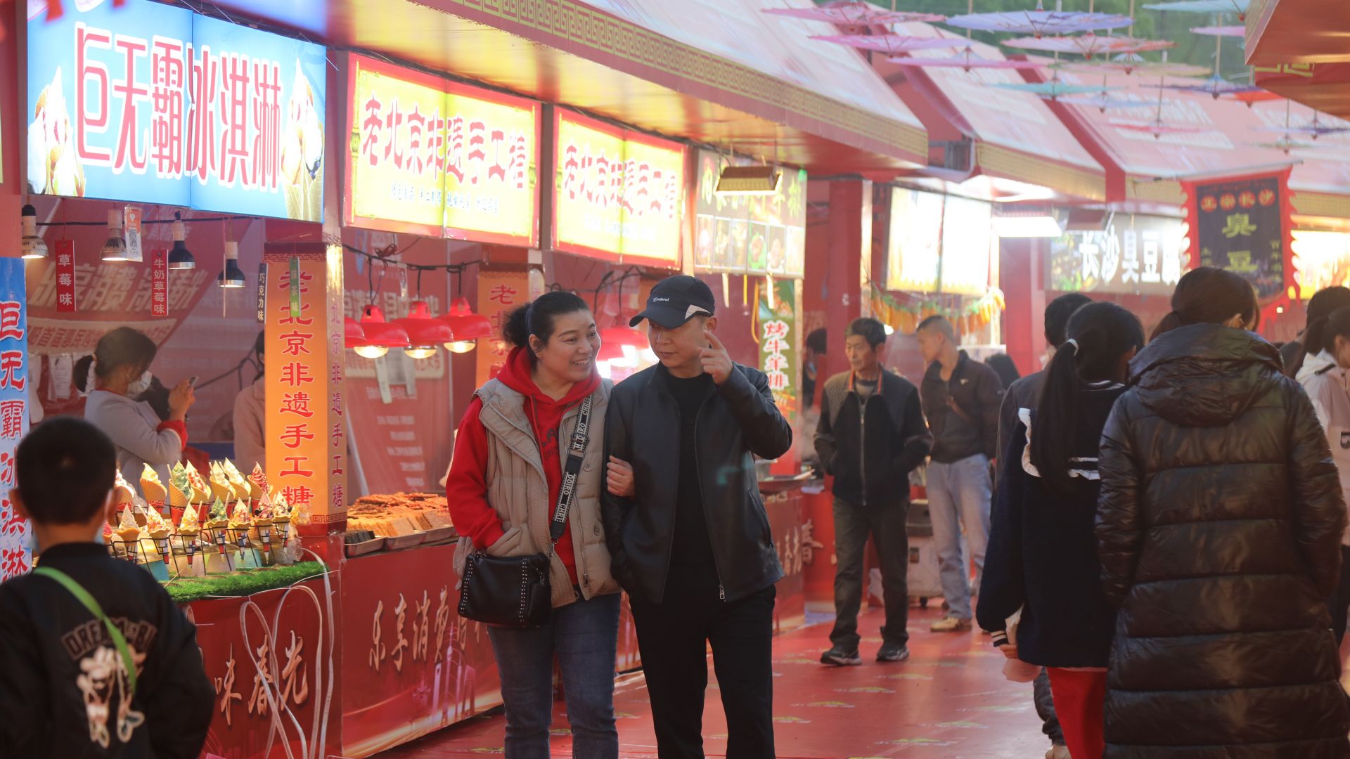 人潮汹涌烟花片段,人潮涌动烟火味