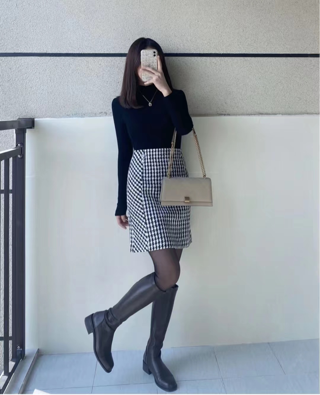 千鸟格半身裙秋冬款a字版30岁,黑白千鸟格半身裙配原绒色毛衫