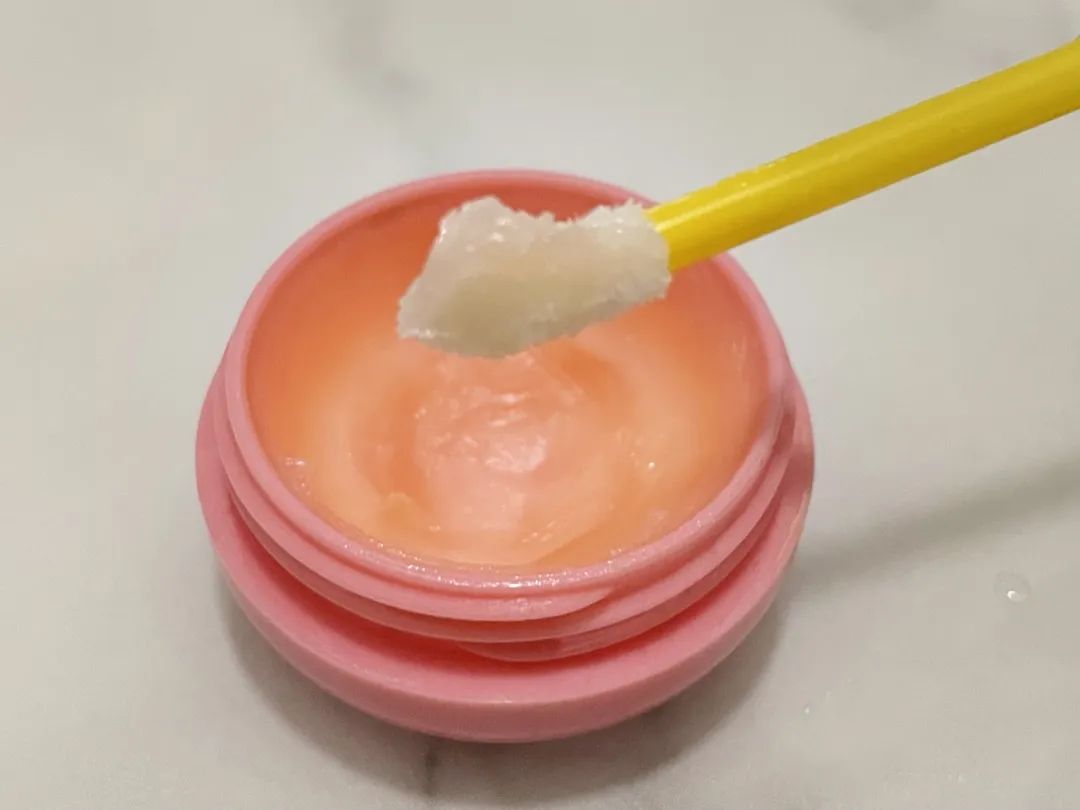 润唇膏为何越涂越干呢,涂了这么多年的润唇膏