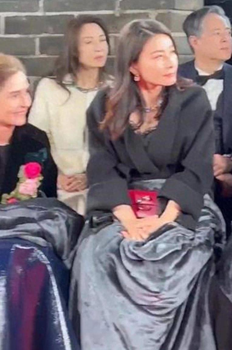 巩俐穿大花裙的身材,巩俐郭晶晶同框谁更显品味