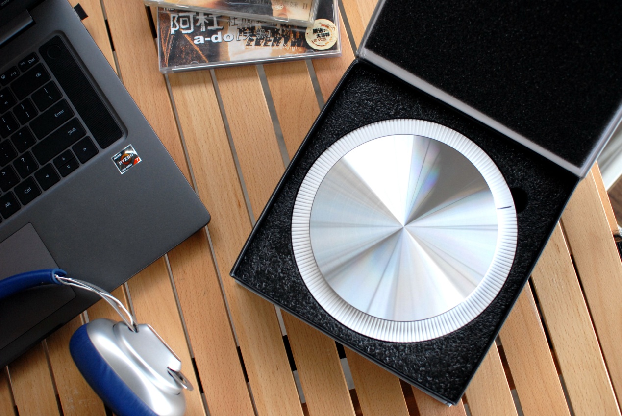 带着露营车出去露营,带着音响去露营