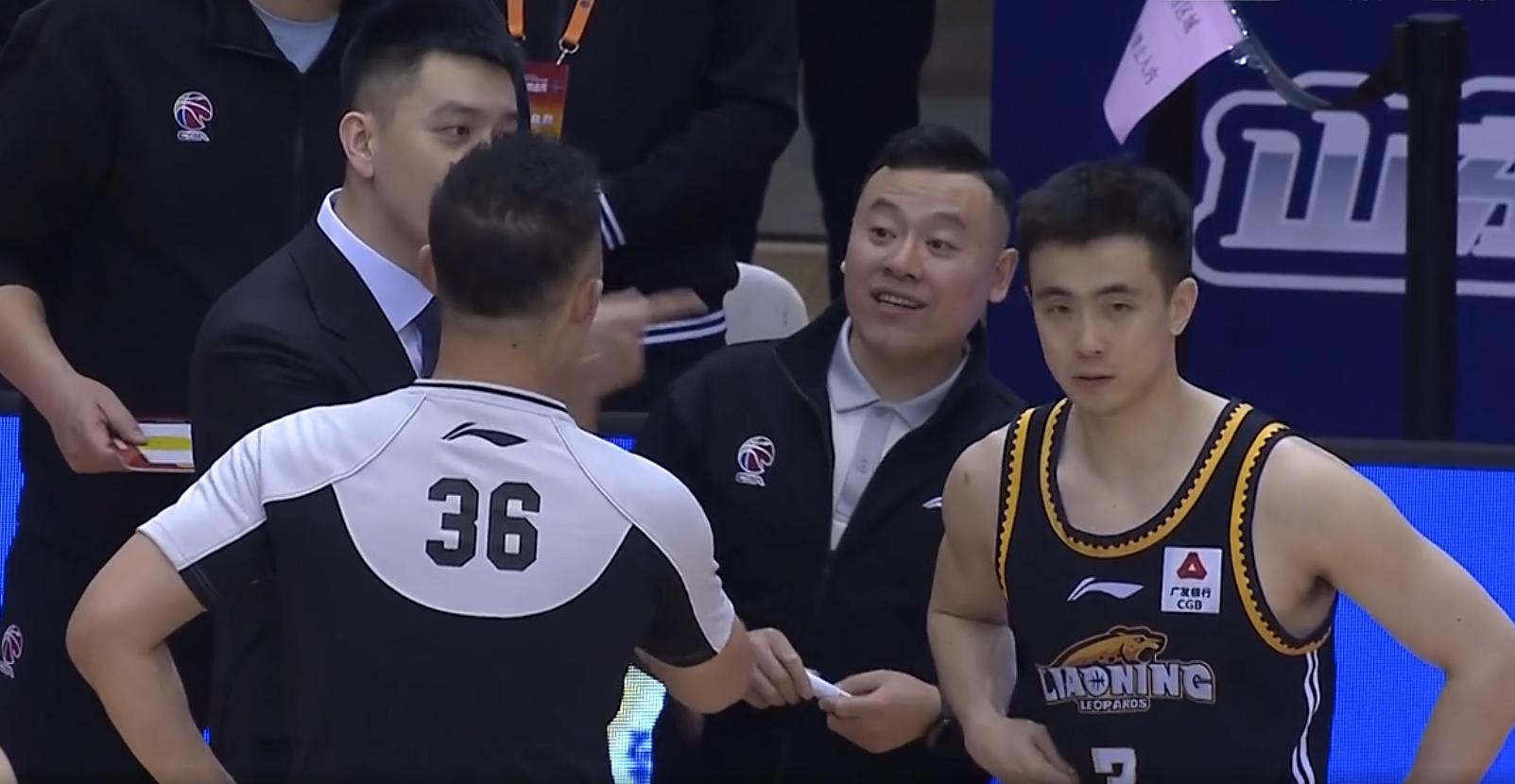 郭士强开门黑完整视频,郭艾伦被黑哨最后结果