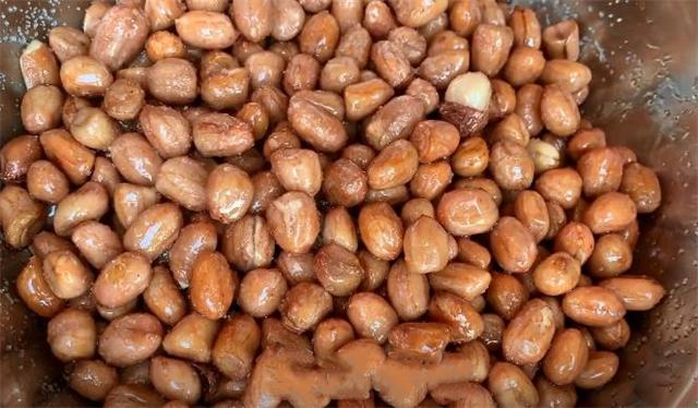 炒花生米先放油还是先放花生米,花生米怎么炒才不返潮