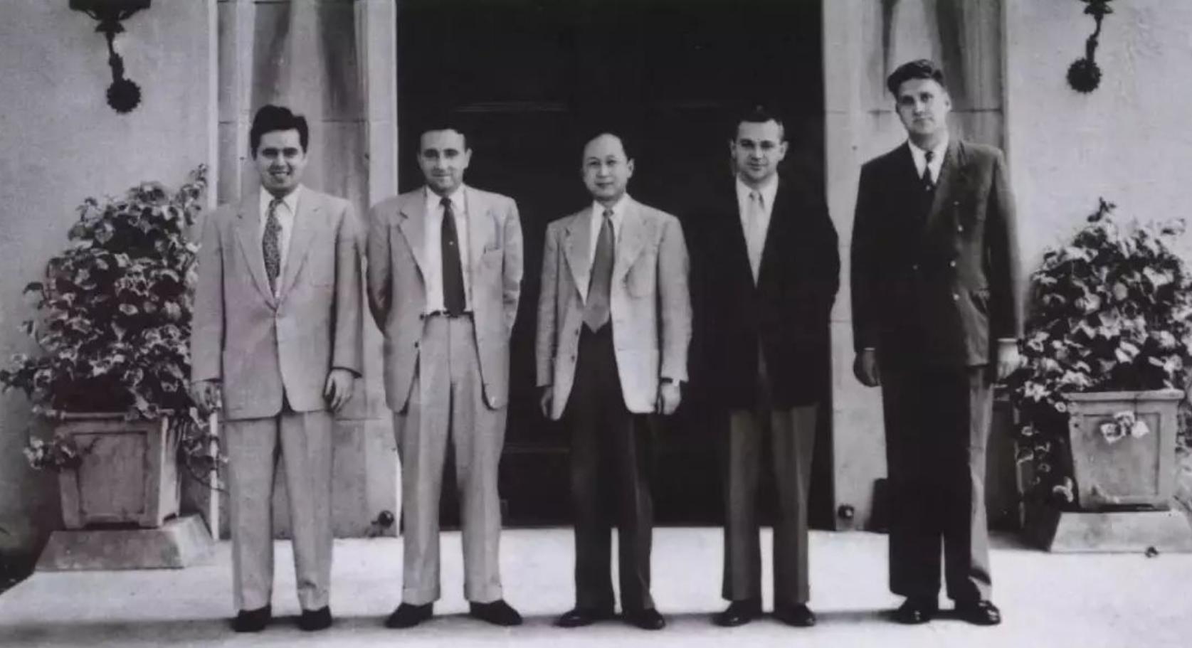 1956年钱学森参加宴会，到场后找不到自己座位，毛主席：坐我身边