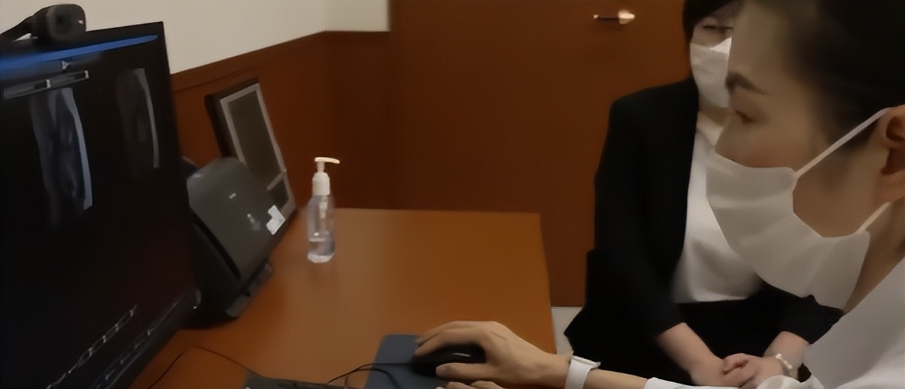 被骂上热搜的“卫生巾”，月经羞耻吗？怎么来个例假就羞耻了呢