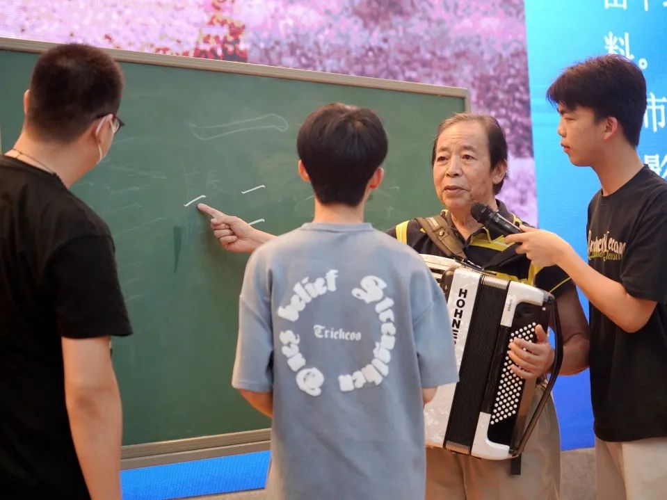 庞中华来武汉这所高校了，现场讲授中国书法！