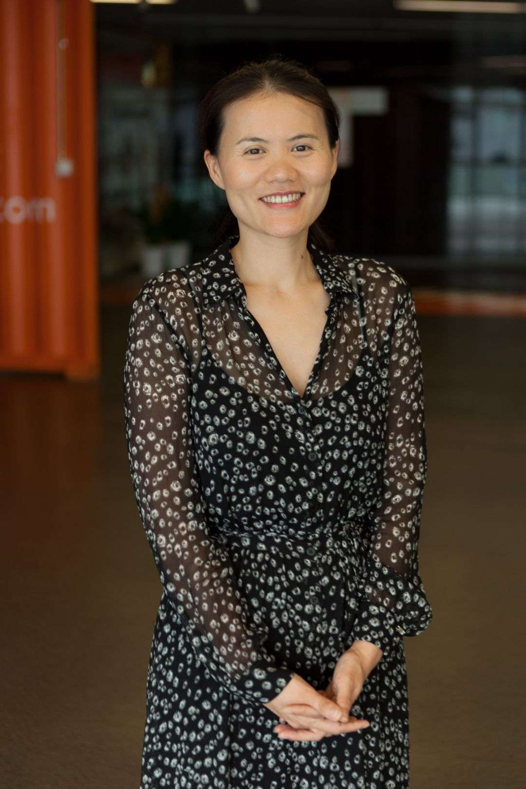 她曾是大学老师，却辞职跟随丈夫创业，最后成董事长，身家225亿