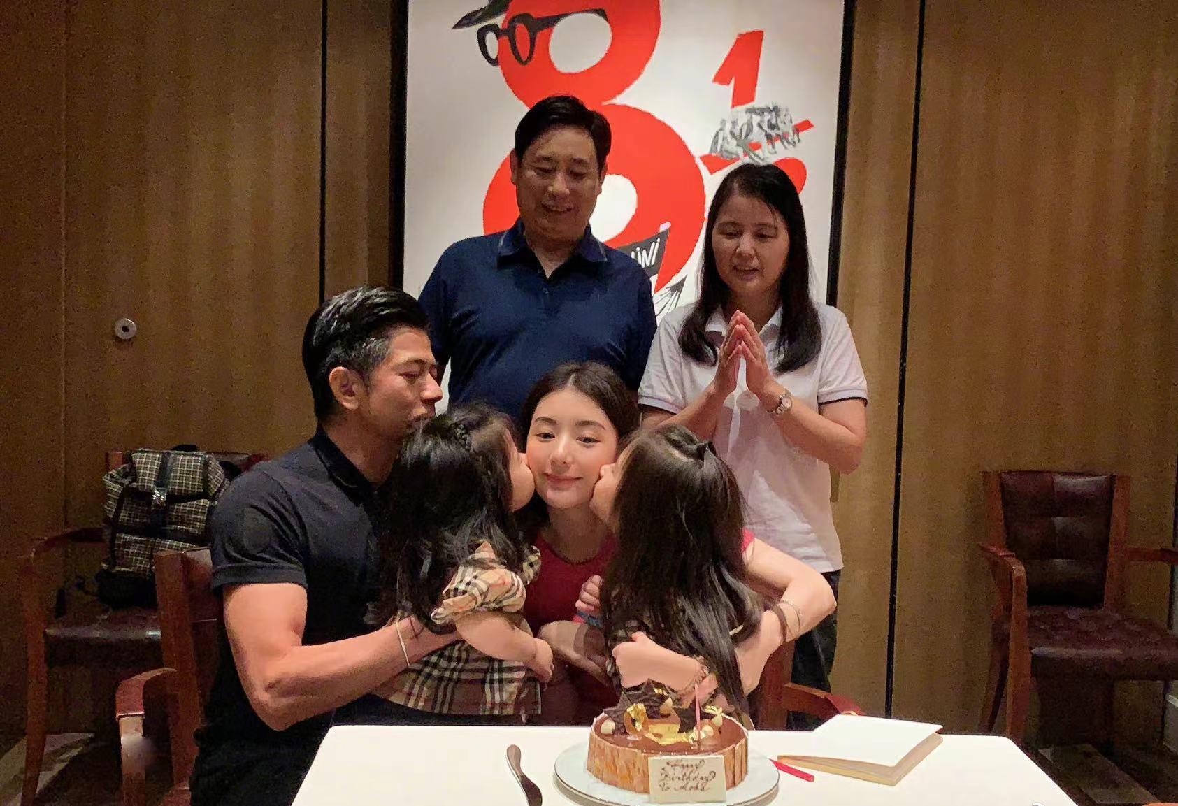 郭富城陪老婆逛街,郭富城携方媛现身甜蜜爆表