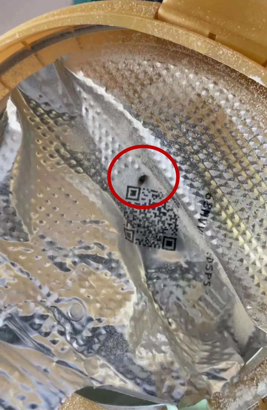 买奶粉的妈妈发现奶粉里面有虫,刚开罐的奶粉有活虫