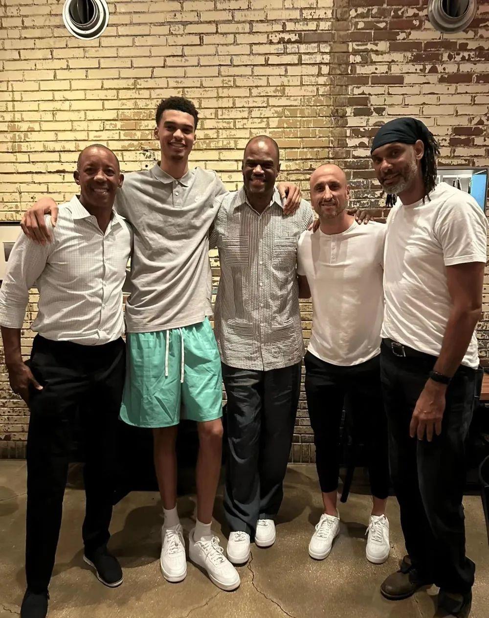 勇敢的真空！文斑亚玛姐姐的低胸连衣裙！有人忍不住开始