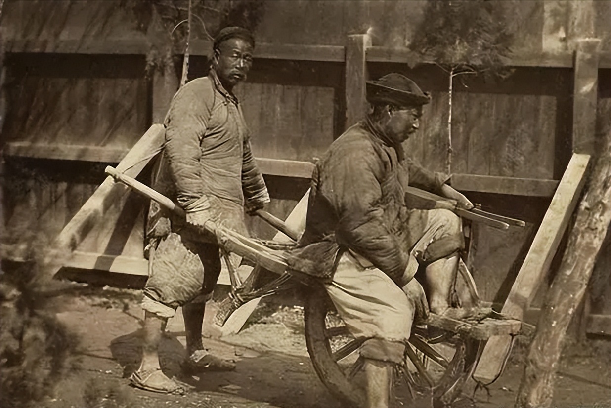 摄影师拍摄的戴清朝护甲的女人,外国摄影师镜头下清朝