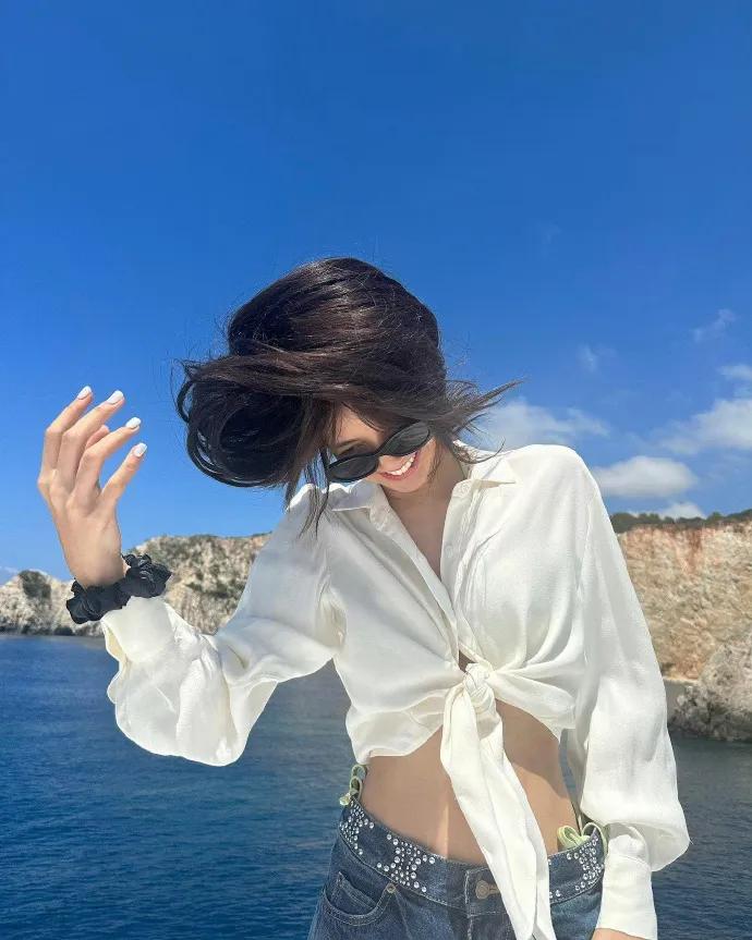 lisa晒泳装照上热搜了吗,lisa晒泳装造型