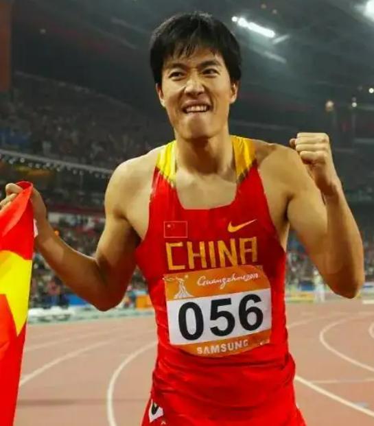 刘翔成为世界冠军的艰苦历程,世界冠军刘翔现在干什么呢