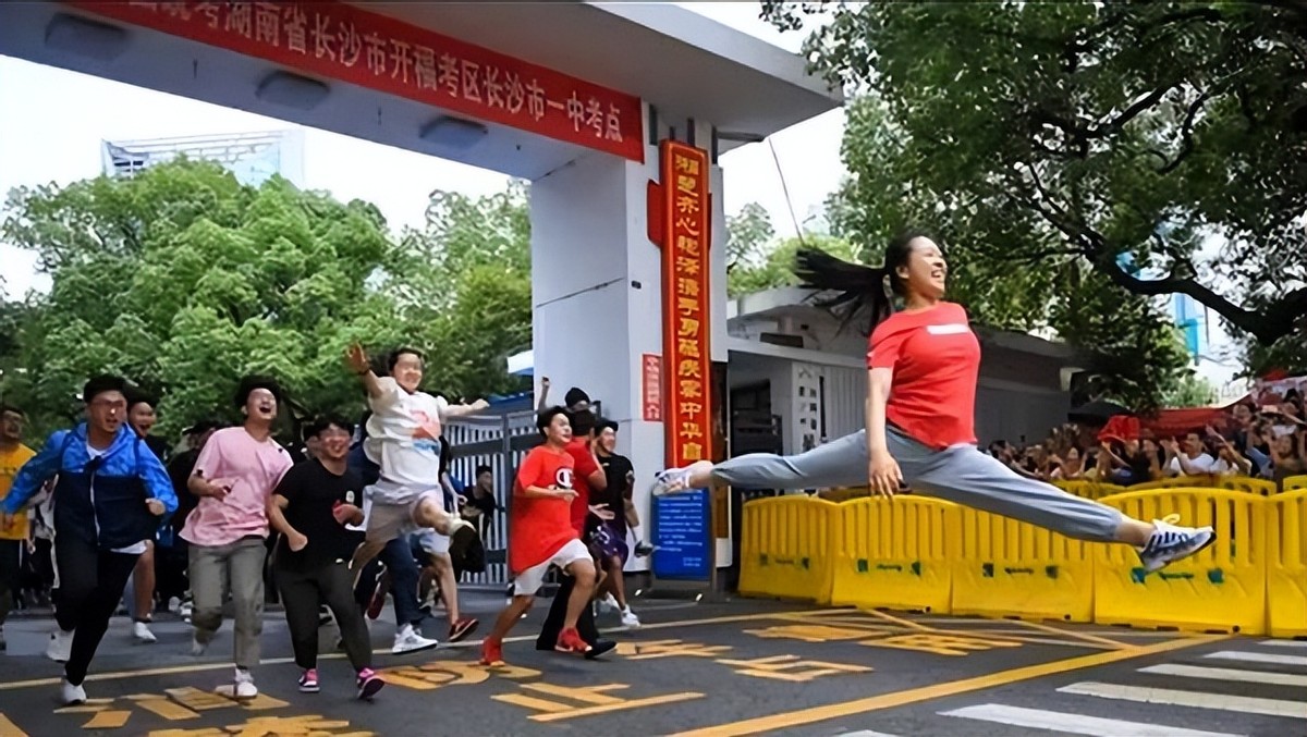 罗子欣一字马出考场,罗子欣一字马