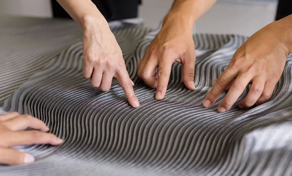 三宅一生品牌海报，设计同样惊艳