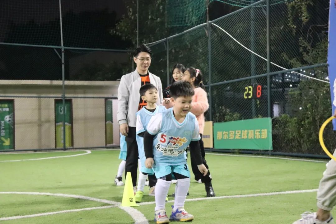 足球亲子嘉年华活动方案,足球嘉年华亲子作品