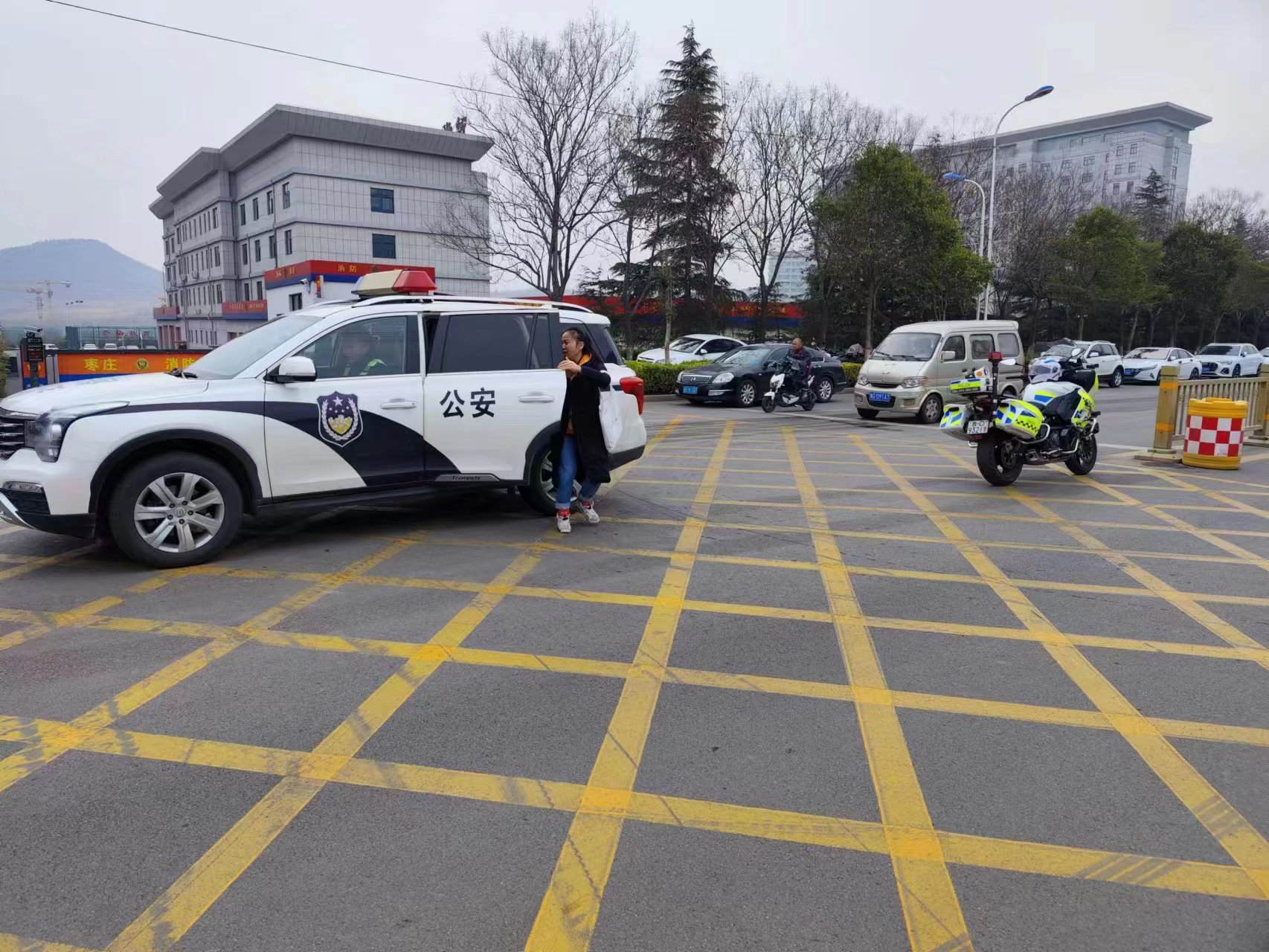 粗心考生遗失准考证交警紧急护送,马虎考生走错考点交警紧急救助