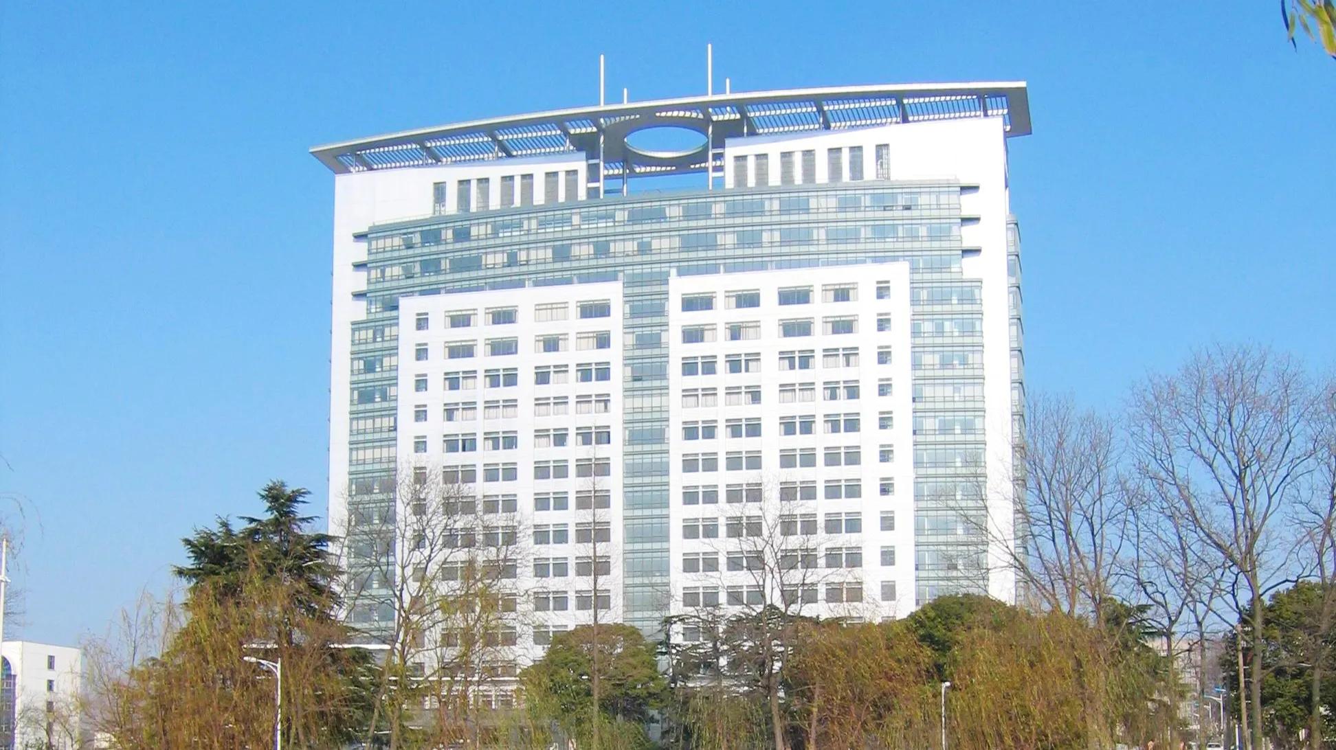 江苏大学扬州大学南京工业大学,扬州大学和江苏大学怎么选择